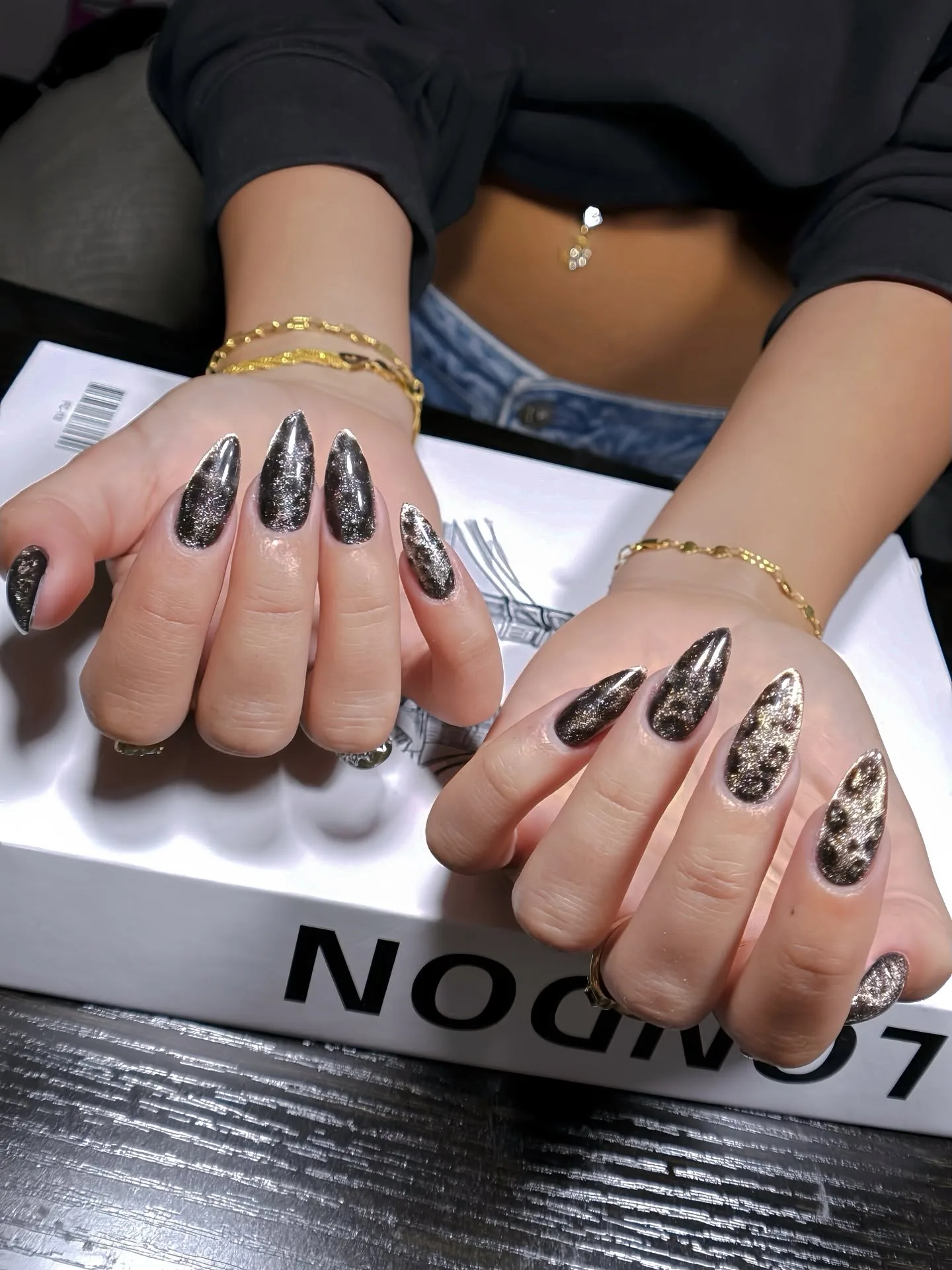 Black-gold glitter cat-eye nails on both hands, London box